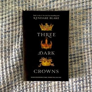 👑🖤Three Dark Crowns by Kendare Blake🖤👑